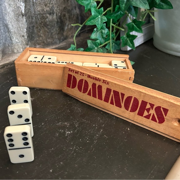 Dominoes game - Picture 1 of 3